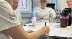 Sygeplejersker sidder til workshop og udfylder handleplan